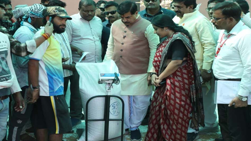 डॉ. मोहन यादव का किसानों के बीच अचानक दौरा, चाय पर चर्चा में CM ने पूछा भुगतान और तौल व्यवस्था