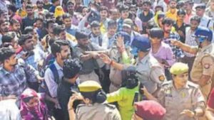 होजरी कॉम्प्लेक्स में प्रदर्शन, पुलिस और श्रमिकों में झड़प