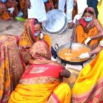 लकड़ी के चूल्हे पर गुड़ और घी से बनता शुगर-फ्री पेड़ा, अयोध्या से लेकर विदेश तक सप्लाई