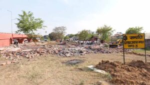 2200 करोड़ की जमीन से कब्जा हटाने पहुंची टीम पर विरोध, कार्रवाई रुकी