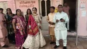 लाल जोड़े में पहुंची मीरा परमार, वोट डालकर निभाया नागरिक कर्तव्य