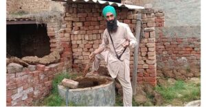 एलपीजी संकट के बीच मोगा के किसान का समाधान: बायोगैस से जल रहा चूल्हा, 20,000 में बचाए लाखों रुपये