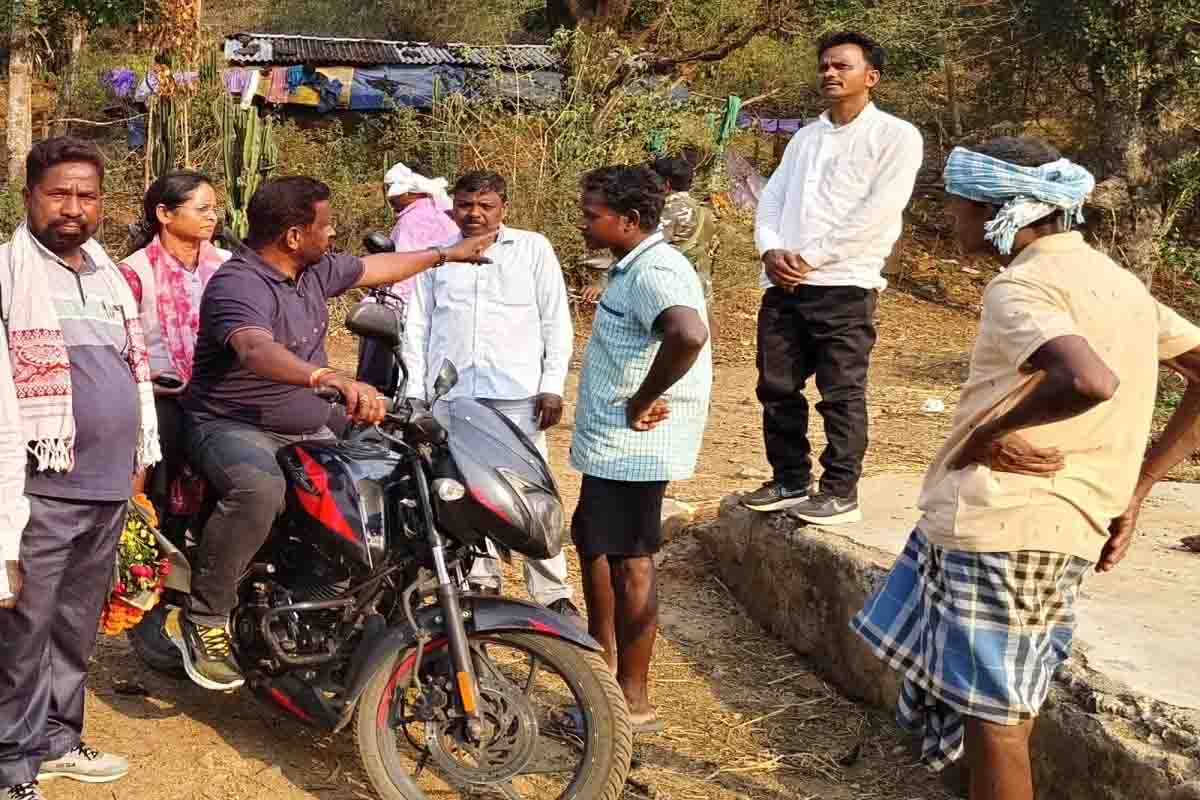 सरायकेला के कोमाय क्षेत्र में विकास की जगी नई उम्मीद, पगडंडियों के सहारे बांदूबेडा और लोटाबुरु पहुंचे विधायक