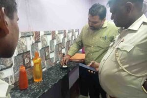 झुमरीतिलैया में खाद्य सुरक्षा जांच, लड्डू और खोवा के सैंपल फेल