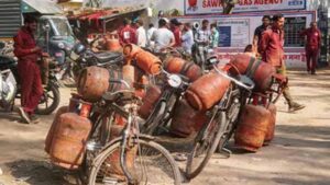 सिलेंडर की मारामारी, शादी समारोहों का मेन्यू तक घटा