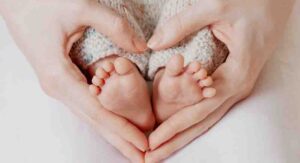 इंसानियत की मिसाल, खुद गोद ली गई माँ ने भारत के बीमार बच्चे को अपनाकर निभाया ममता का रिश्ता