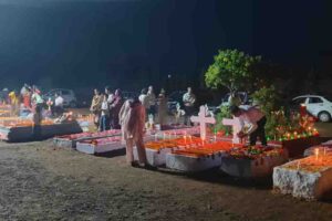 आस्था का संगम: रामगढ़ के कैथा कब्रिस्तान में मसीही समुदाय ने मोमबत्तियां जलाकर दी अपनों को श्रद्धांजलि