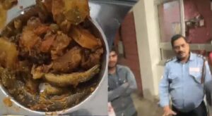 आरजीपीवी में छिपकली कांड के बाद कैंटीन बंद, छात्रों ने गेट पर किया विरोध प्रदर्शन