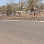 गैस लीकेज से हड़कंप: धनबाद-बोकारो सड़क धंसी, सुरक्षा के लिए पुलिस ने किया बैरिकेडिंग