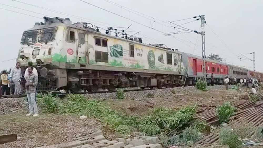 तेज हवाओं ने बढ़ाई मुसीबत, कई जगह ट्रैक पर पेड़ गिरने से ट्रेनें प्रभावित