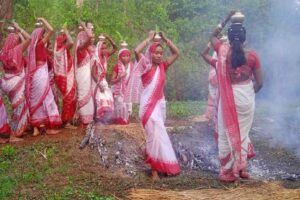 कुचाई शिव मंदिर में हठभक्ति का अद्भुत नजारा, महिलाओं समेत सैकड़ों भक्तों ने आग पर चलकर निभाई आस्था