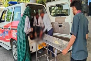 रतलाम के डायल-112 हीरोज सड़क दुर्घटना में घायल बुजुर्ग को अस्पताल में भर्ती कराया