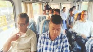 वीआईपी कल्चर छोड़ बस में सफर: सिंहस्थ कार्यों के निरीक्षण के लिए अधिकारियों ने अपनाई सादगी