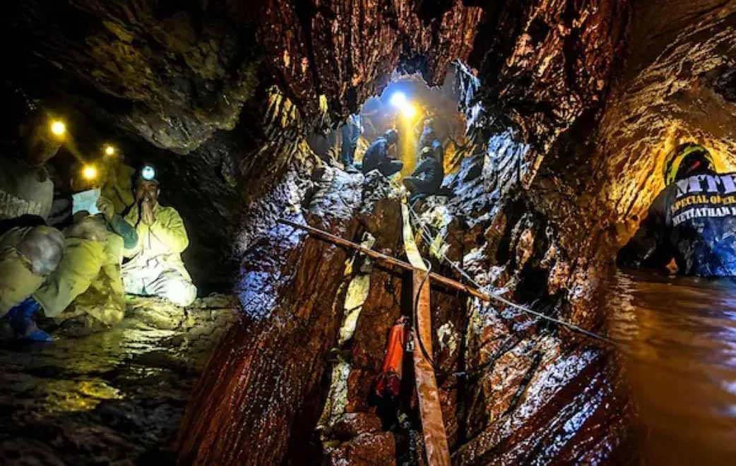 जहरीली हवा और संकरी सुरंगों में फंसे खनिकों की तलाश, दुनिया भर के गोताखोर जुटे