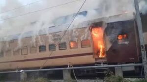 चलती नहीं, प्लेटफॉर्म पर खड़ी ट्रेन में लगी आग; यात्रियों में दहशत
