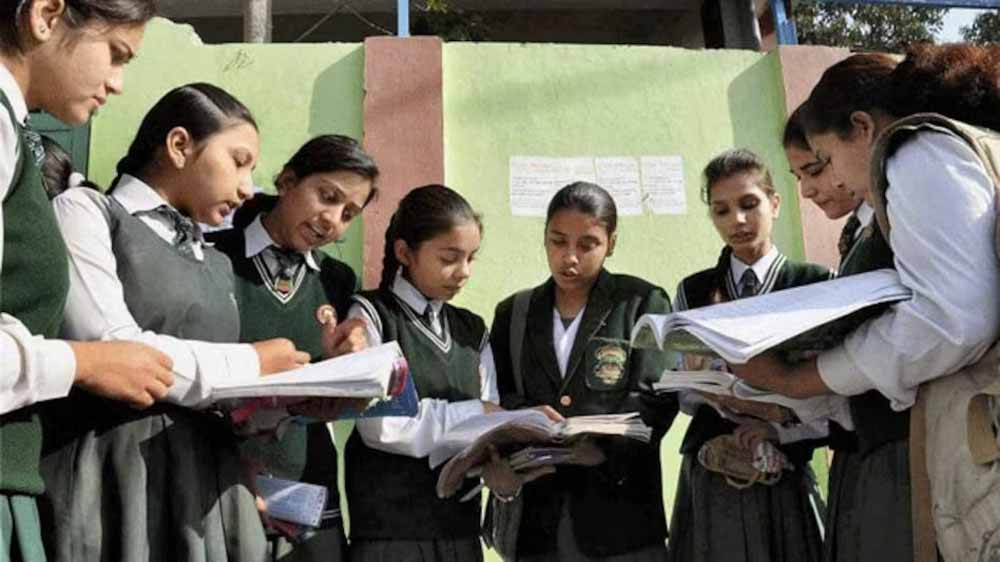 नए सिलेबस के बीच किताबों का संकट, यूपी के हजारों स्कूलों में पढ़ाई प्रभावित