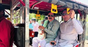 ई-रिक्शा से कैबिनेट बैठक में पहुंचे मंत्री टेटवाल और पंवार, दिया पर्यावरण संरक्षण का संदेश