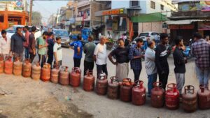 महंगाई की मार: सिलिंडर की कमी से थाली महंगी, छात्रों और छोटे कारोबारियों का बजट बिगड़ा