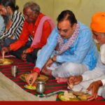 कड़ेल गांव में मुख्यमंत्री ने खाट पर बैठकर खाया खाना, सब्जियों की की तारीफ
