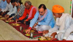 कड़ेल गांव में मुख्यमंत्री ने खाट पर बैठकर खाया खाना, सब्जियों की की तारीफ