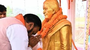 बिहार के मुख्यमंत्री सम्राट चौधरी ने मां को नमन कर साझा की भावुक तस्वीर, सोशल मीडिया पर वायरल