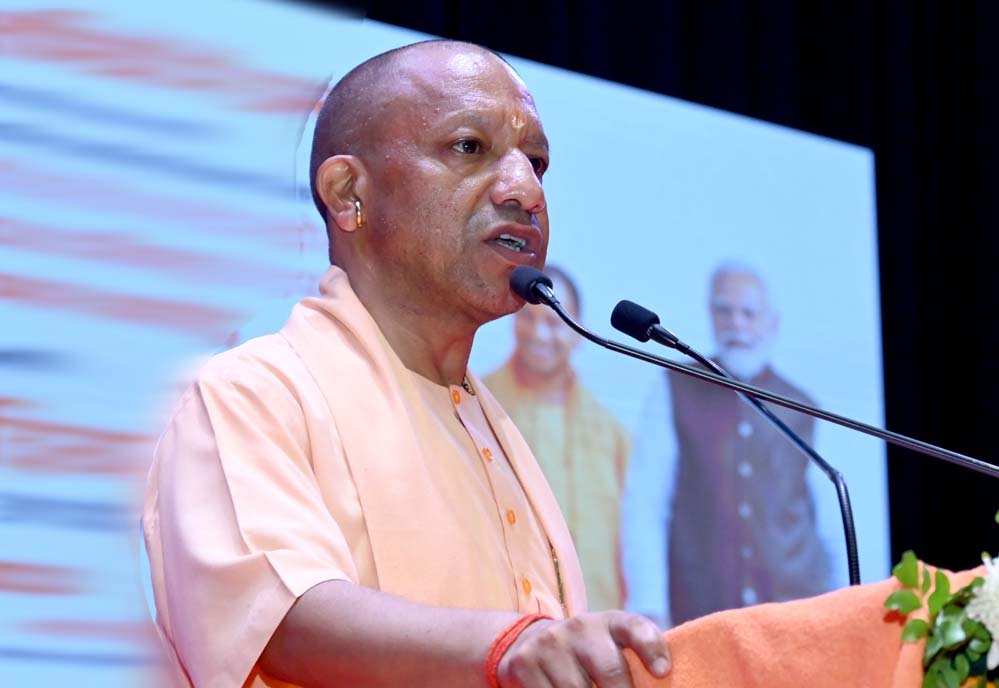 गोरखपुर के तारामंडल क्षेत्र में वाटर बॉडी पर 14.33 करोड़ रुपये की लागत से बने टू-लेन ब्रिज का लोकार्पण किया सीएम योगी ने
