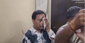 गंज थाने में हंगामा: महिला कार्यकर्ताओं ने स्याही फेंकी, पुलिस ने की कार्रवाई