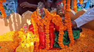 बिहार: मंदिर से चोरी हुई मूर्तियां रहस्यमय तरीके से सड़क किनारे मिलीं