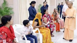 लखनऊ में जनता दर्शन,सीएम योगी ने सुनीं शिकायतें, शिक्षा और भर्ती पर दिया बड़ा संदेश
