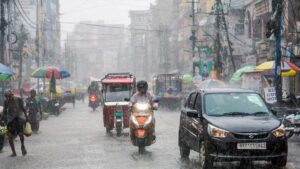 मौसम का कहर: 22 राज्यों में बारिश, उत्तराखंड में तूफान की चेतावनी