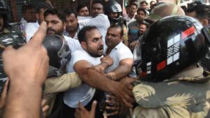 लखनऊ कचहरी में बवाल: बुलडोजर कार्रवाई के बीच वकीलों पर पुलिस का लाठीचार्ज