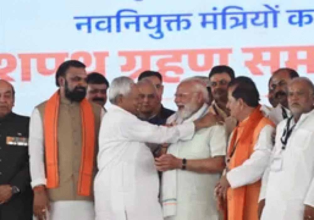 गांधी मैदान में भव्य शपथ ग्रहण, पीएम मोदी ने नीतीश कुमार से दिखाया गर्मजोशी भरा रिश्ता