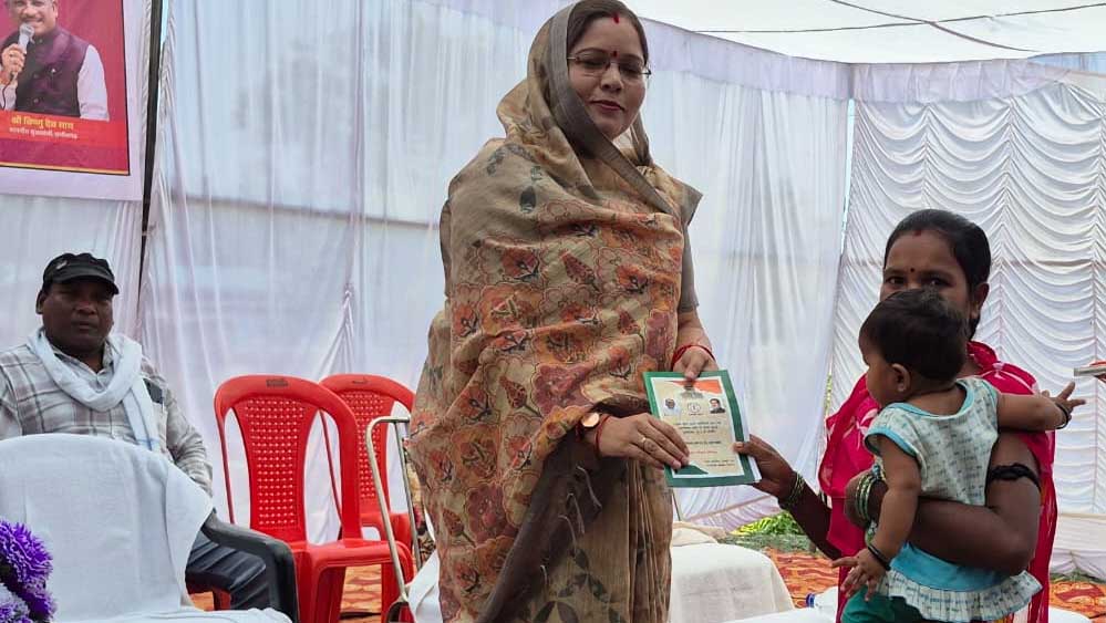 सुशासन तिहार 2026: सिमड़ा शिविर में हितग्राहियों को मिले राशन कार्ड, चेहरे पर मुस्कान