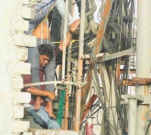 आरक्षक परशुराम रावत की बहादुरी, नशे में टॉवर पर चढ़े युवक को सकुशल नीचे लाए