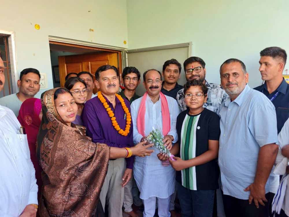 99% लाने वाली अंशुल को मिला खास सम्मान: डिप्टी सीएम के गिफ्ट से खुशी का ठिकाना नहीं