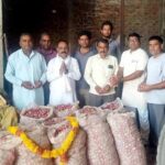 प्याज के गिरते दामों से नाराज किसान, बोरियों को दी श्रद्धांजलि