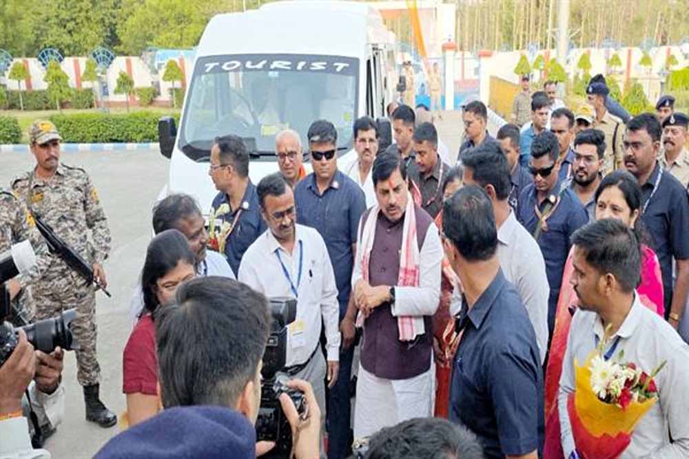 मुख्यमंत्री डॉ. यादव सिंगरौली में बस से पहुंचे कार्यक्रम स्थल