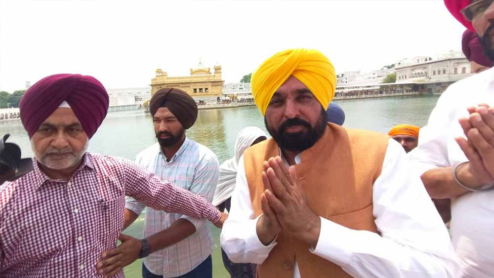 CM भगवंत मान की शुकराना यात्रा जारी, अमृतसर में माथा टेककर लिया आशीर्वाद, फूलों से हुआ स्वागत