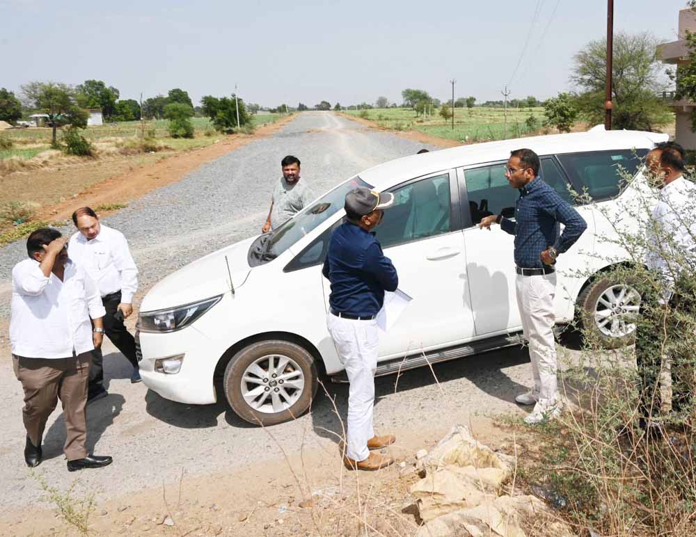 निर्माण कार्यों में देरी पर जताई नाराजगी, संबंधित एजेंसियों को नोटिस जारी करने के निर्देश