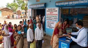 राशन से लेकर गैस सिलेंडर तक e-KYC अनिवार्य, आधार लिंक नहीं होने पर अटक सकती हैं सुविधाएं