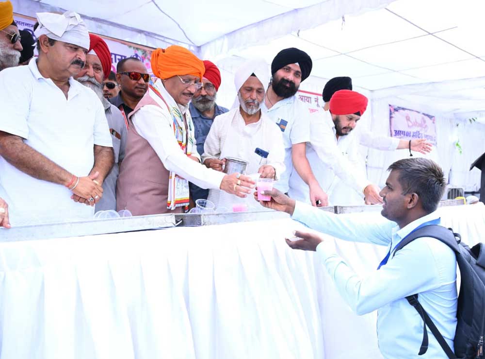 शहीदी दिवस पर गुरुद्वारा तेलीबांधा में आयोजित विशाल छबील एवं छायाचित्र प्रदर्शनी में हुए शामिल