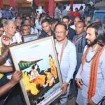 स्वामित्व योजना के पट्टे वितरित कर ग्रामीणों को दिया वैधानिक अधिकार, बिहान समूह की महिलाओं से आजीविका गतिविधियों की ली जानकारी