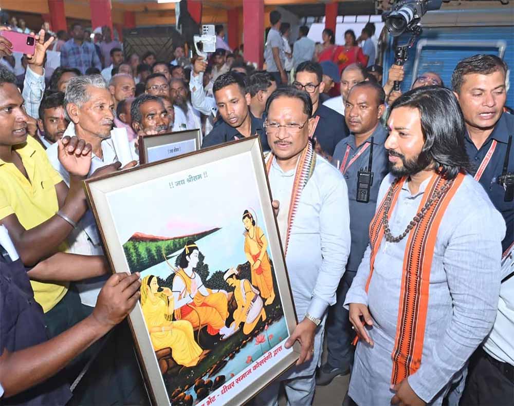 स्वामित्व योजना के पट्टे वितरित कर ग्रामीणों को दिया वैधानिक अधिकार, बिहान समूह की महिलाओं से आजीविका गतिविधियों की ली जानकारी
