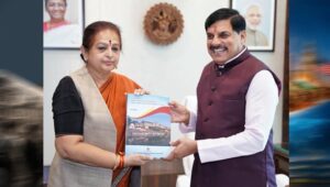 मुख्यमंत्री डॉ. यादव को भेंट की गई ‘ट्रेजर्स ऑफ ताप्ती वैली एंड बुरहानपुर’ की प्रति, विरासत संरक्षण पर हुई चर्चा