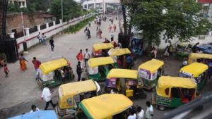 यात्रियों की जेब पर बढ़ा बोझ, तय किराये से अधिक वसूली पर डीटीओ सख्त