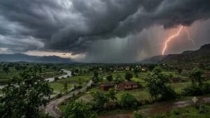 बारिश और तेज हवाओं से बदलेगा मौसम, कई जिलों में वज्रपात की चेतावनी