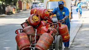 अंतरराष्ट्रीय कच्चे तेल में गिरावट के बावजूद घरेलू LPG कीमतें बनी हुईं स्थिर