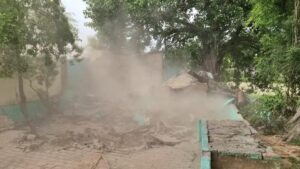 अवैध कब्जों पर प्रशासन की सख्ती, मंदिर परिसर के निकट मजार पर चला बुलडोजर