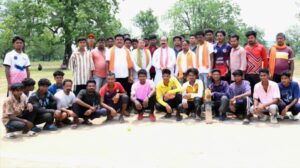 वनांचल में गूंजा क्रिकेट का रोमांच, अरुण साव ने मैदान में दिखाया बल्लेबाजी का अंदाज