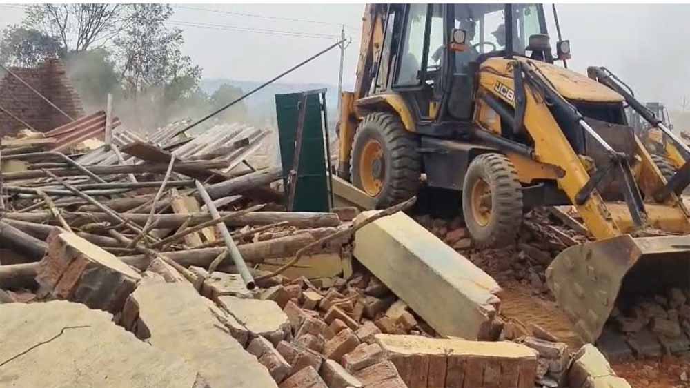 अतिक्रमणकारियों पर सख्त एक्शन, वन क्षेत्र में बने 34 अवैध मकान किए गए ध्वस्त